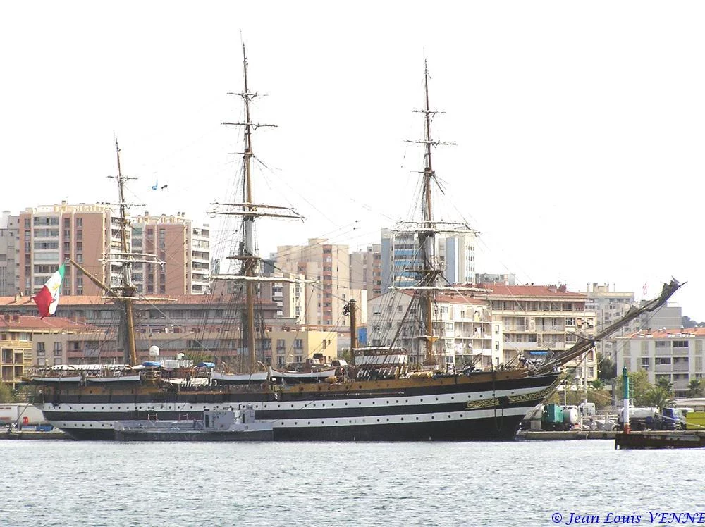 L’Amerigo Vespucci dans le port de Toulon