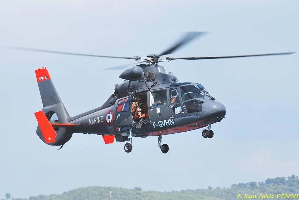 L'hélicoptère Dauphin de service public survole la rade de Bandol