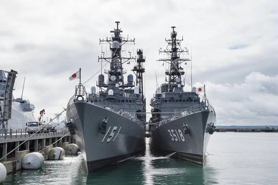 Deux batiments-école de la marine japonaise en escale à Brest