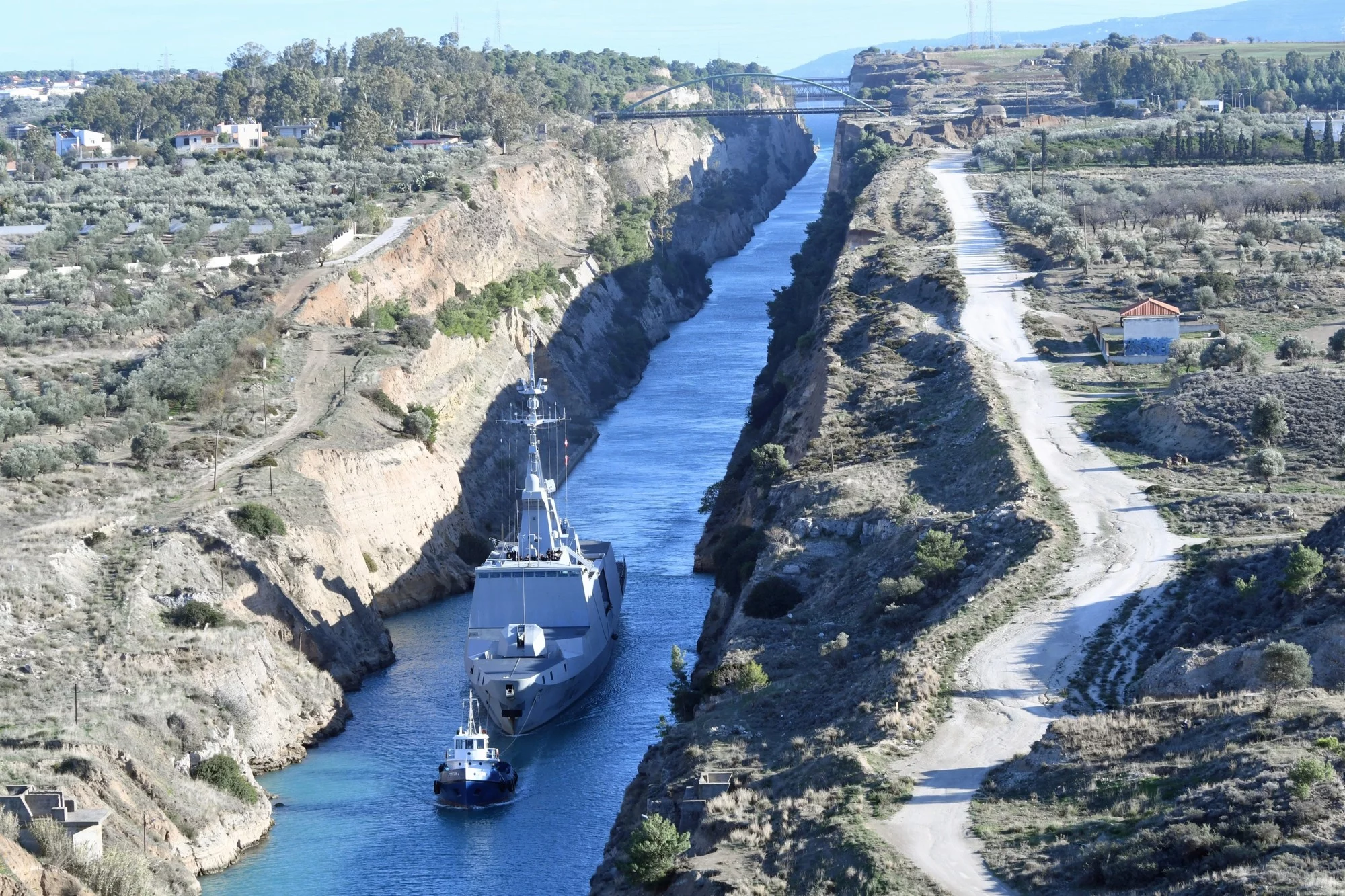 La frégate Guépratte franchit le canal de Corinthe