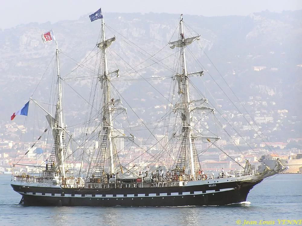 Le voiler Bélem quitte le port de Toulon