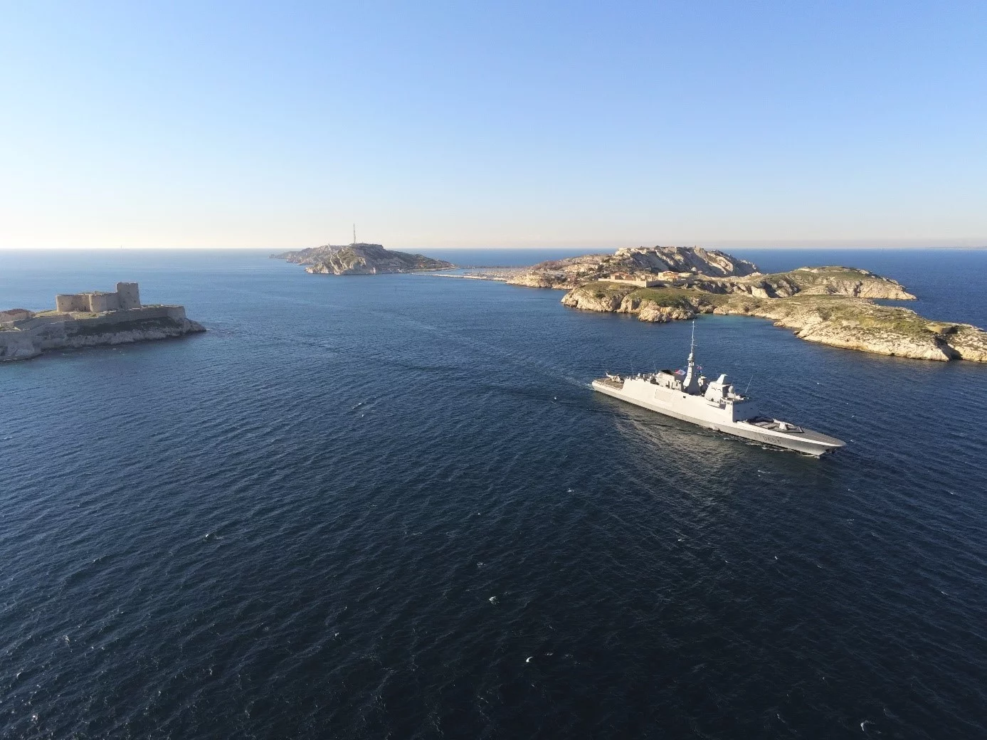 La frégate Languedoc franchit les îles du Frioul