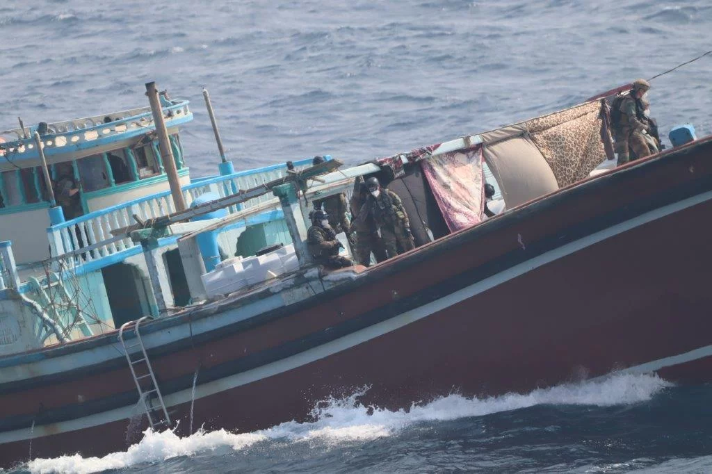 L'équipe de visite de la frégate Floréal à bord d'un navire suspect