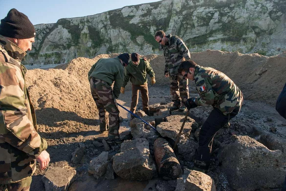 Le gpd Manche a procédé à la neutralisation de 5 blocs anti-débarquement sur la plage de Sangatte