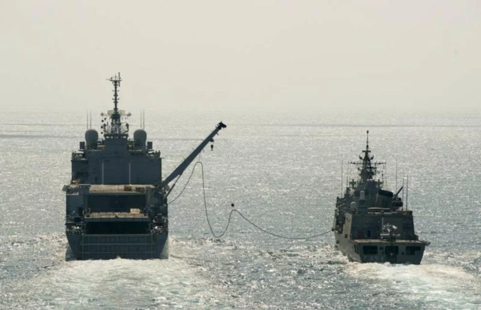 Le Siroco ravitaille un navire grec dans le golfe d’Aden