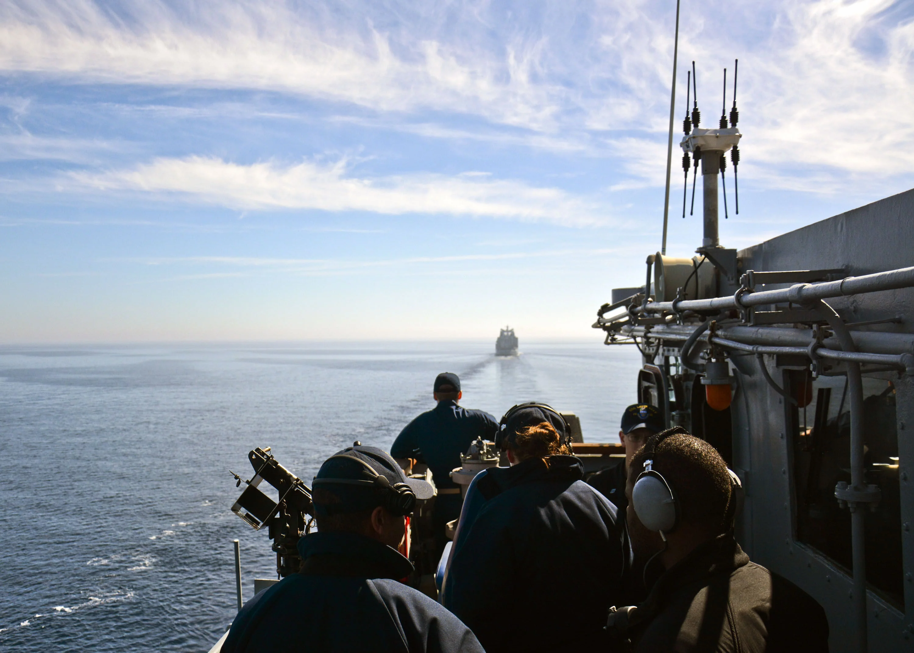 La Marne ravitaille un croiseur américain