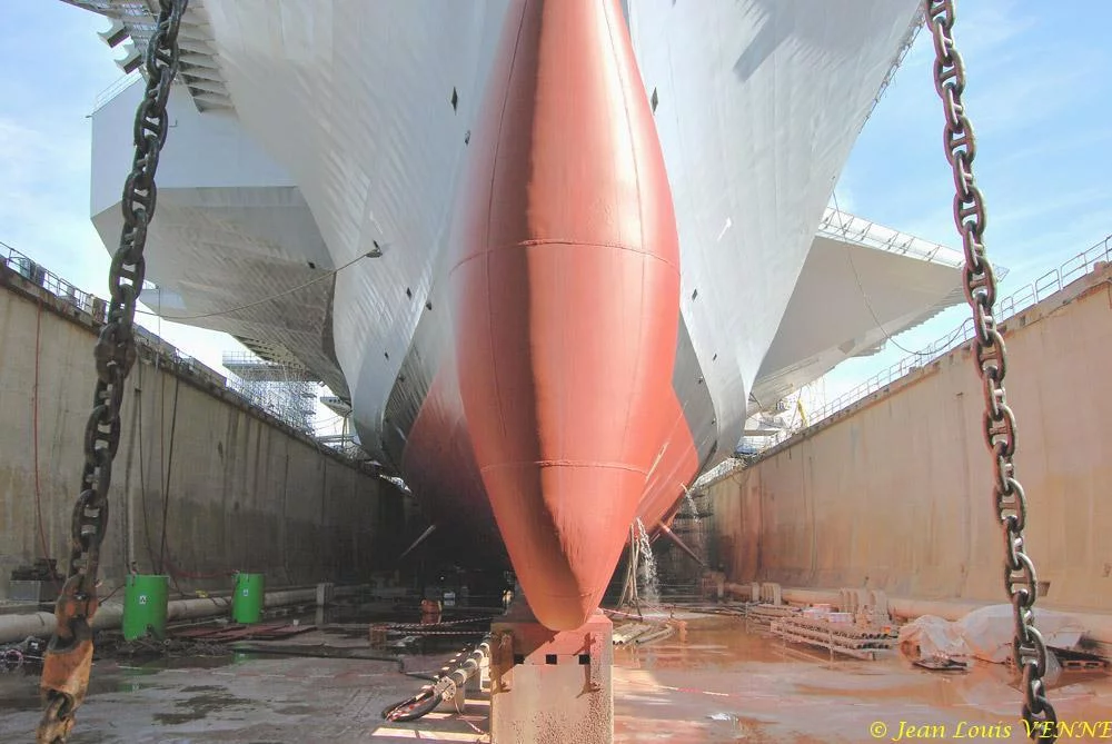 Le Charles de Gaulle ré-embarque ses lignes de mouillage