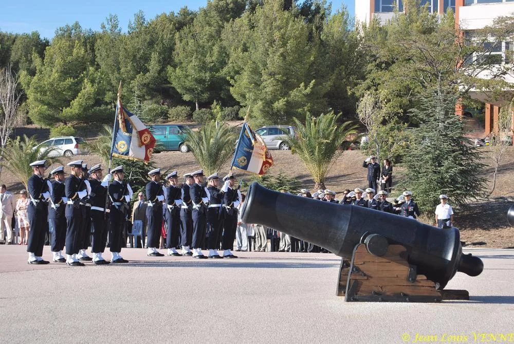Présentation aux drapeaux du CIN Saint-Mandrier 
