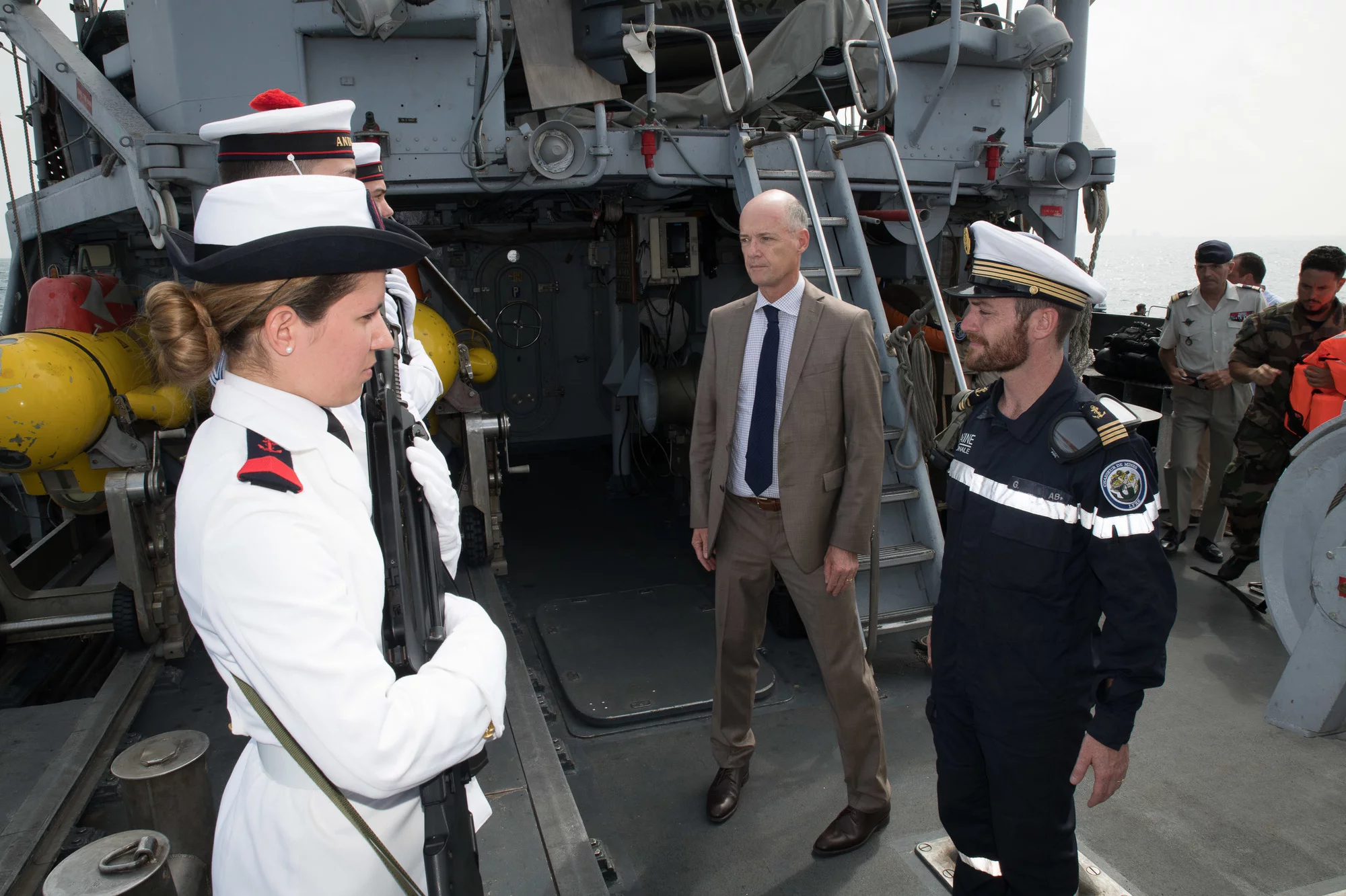 M. Christophe Guilhou, ambassadeur de France à Djibouti, visite le chasseur de mines Lyre