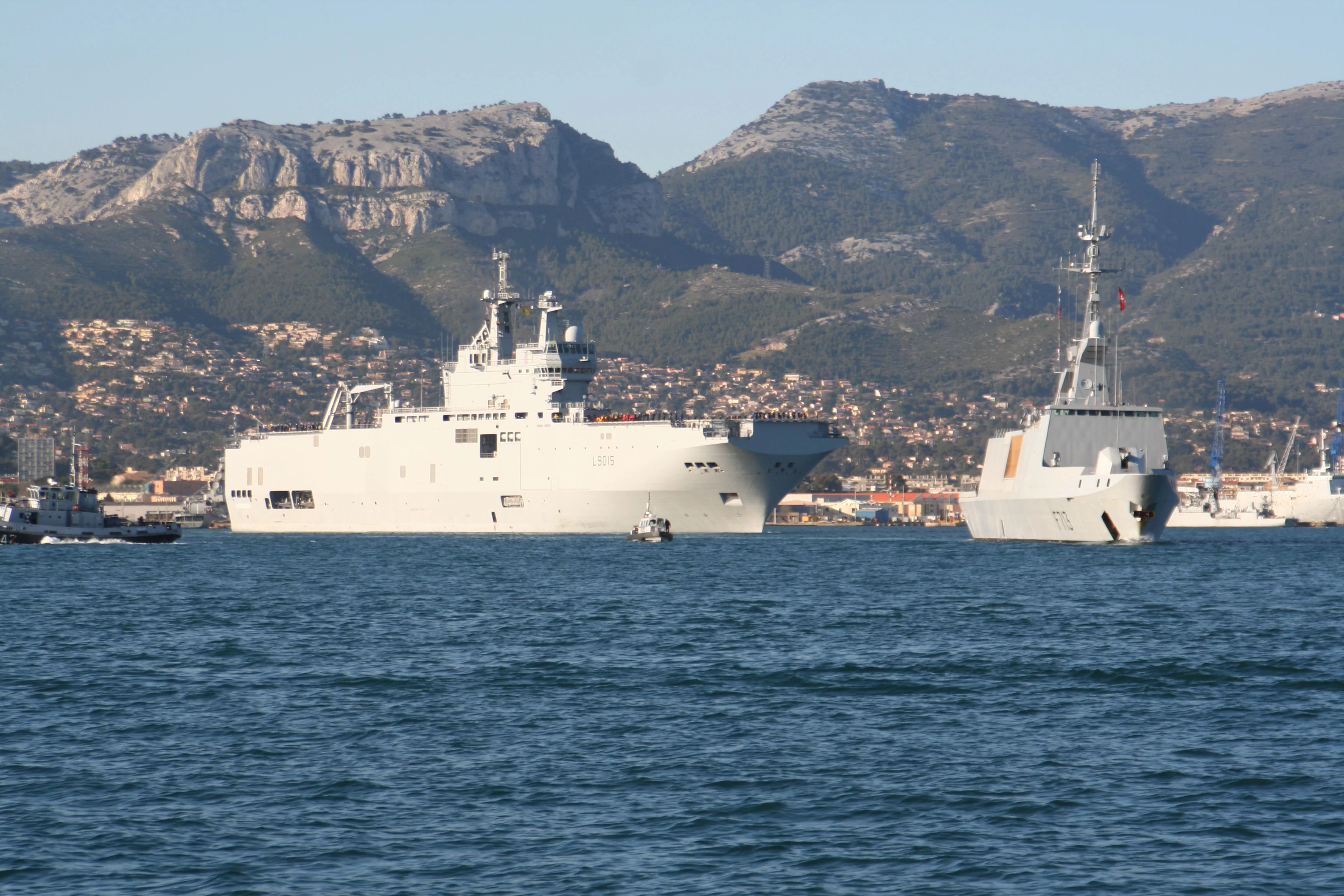 Le BPC Dixmude et la frégate Aconit