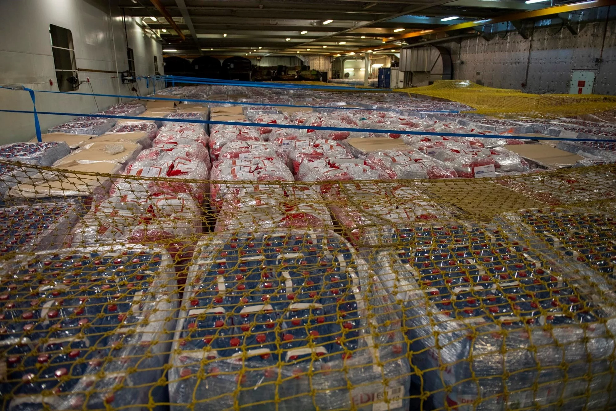 Du fret stocké dans les hangers du Mistral