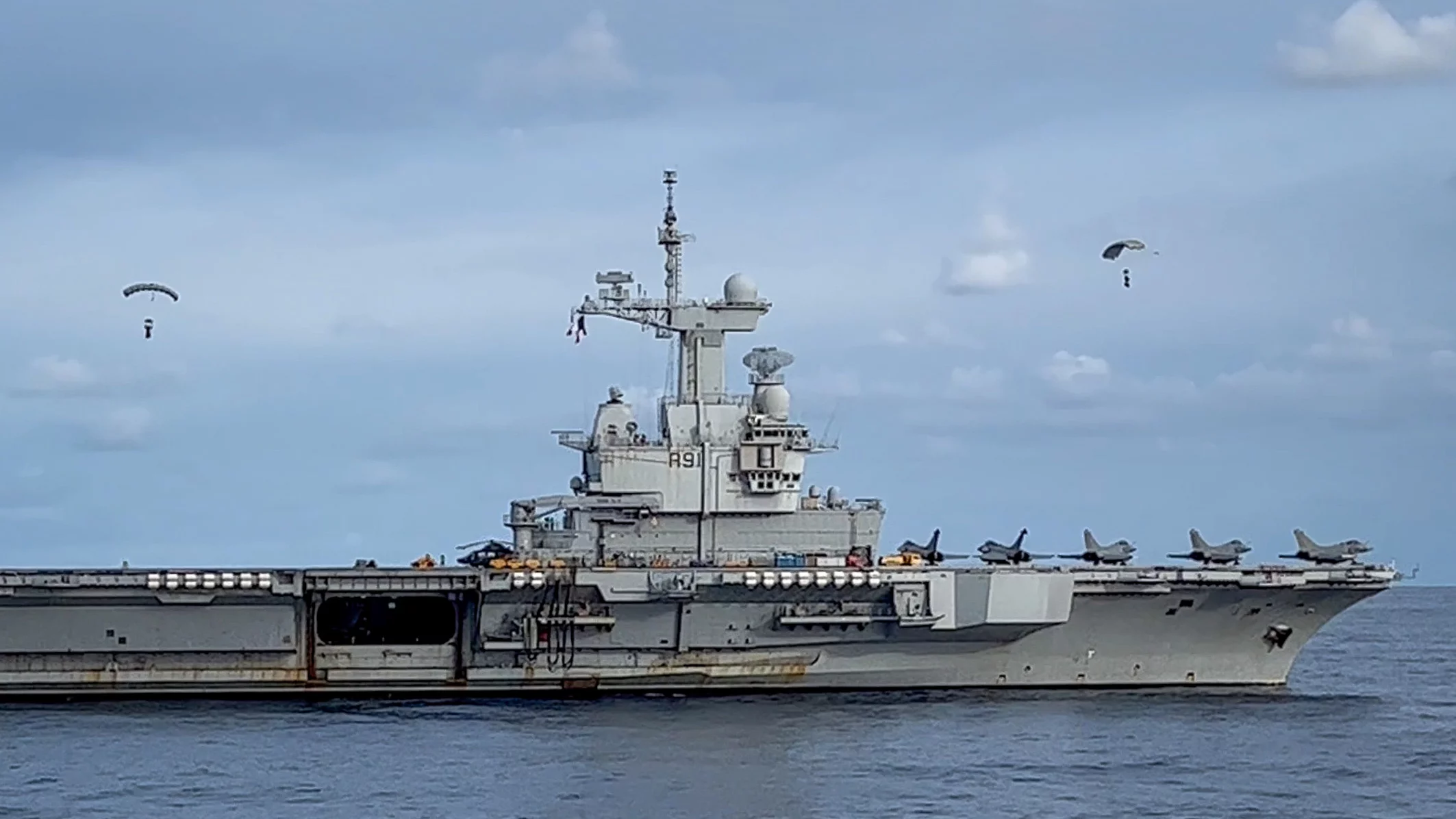 Des chuteurs opérationnels au-dessus du porte-avions Charles de Gaulle