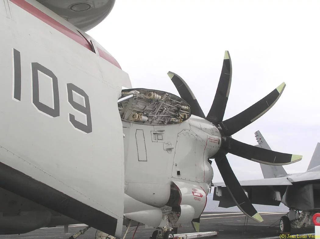 Un avion de guet aérien E-2 Hawkeye