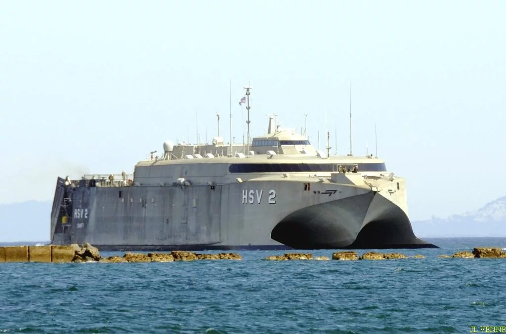 Le catamaran américain Swift arrive à Toulon