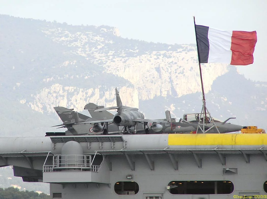 Des avions de chasse sur le pont d'envol