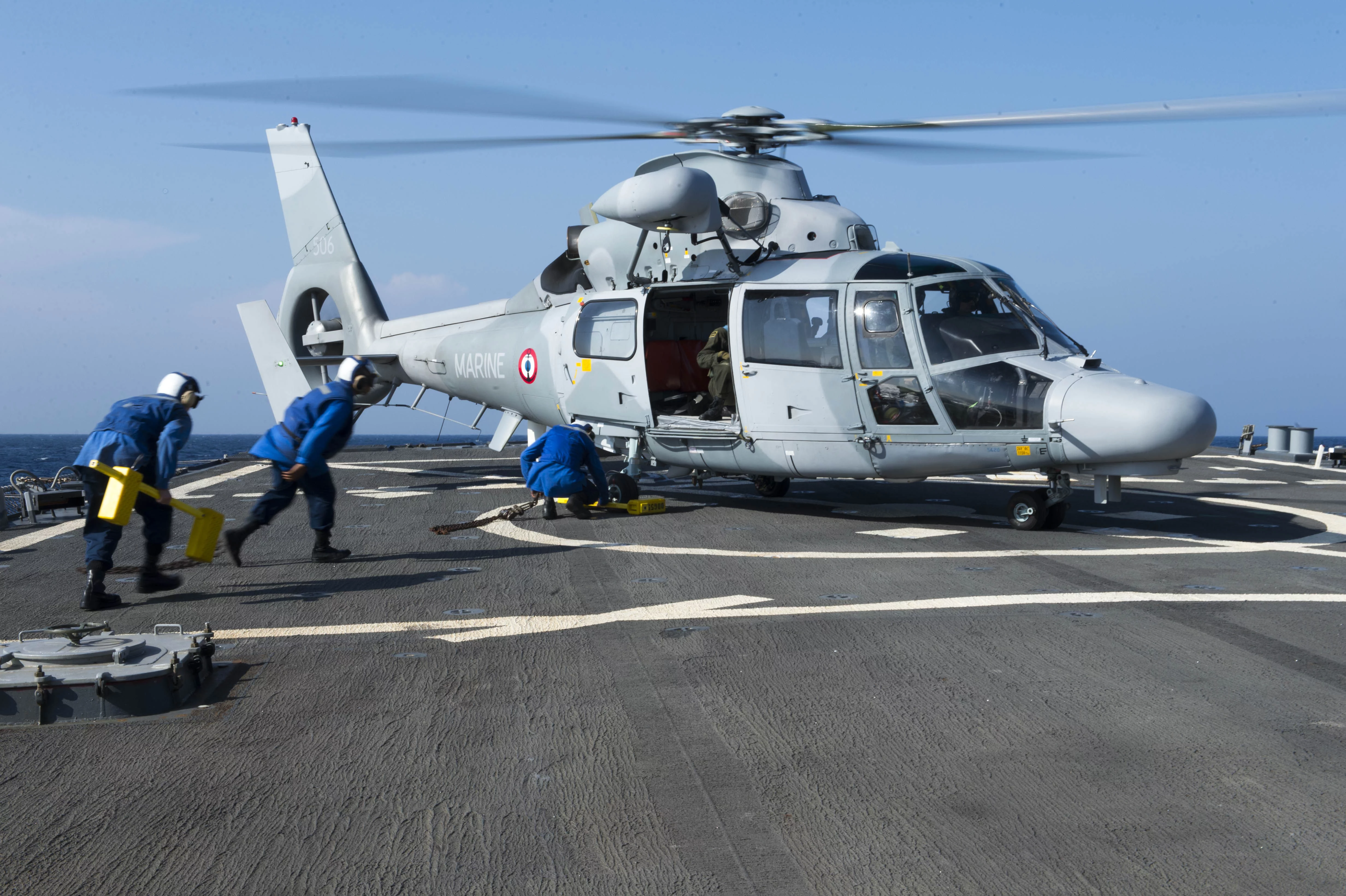 L'hélicoptère AS565 Panther du Surcouf apponte sur l'USS Stout