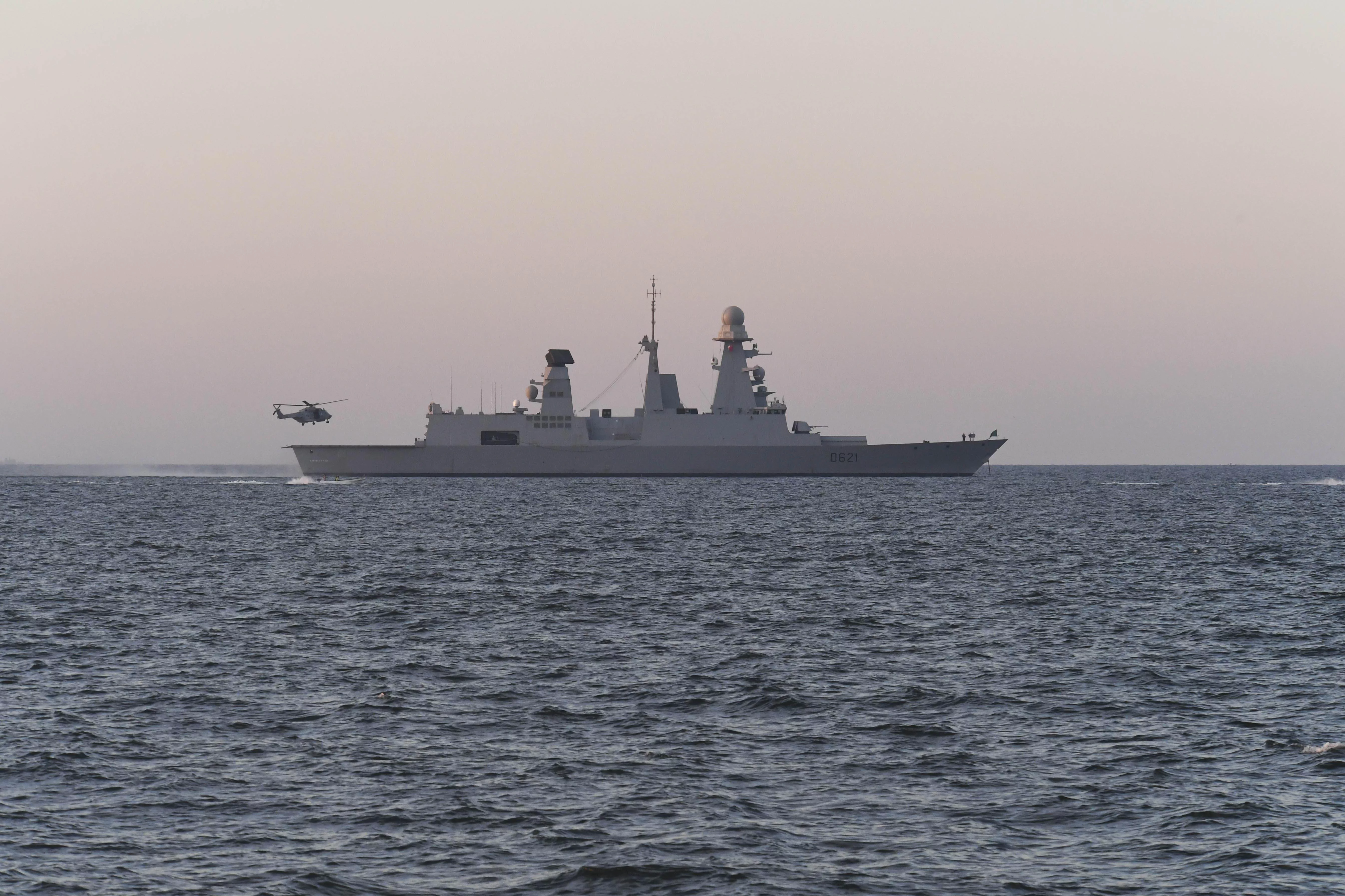 Un hélicoptère décolle de la frégate Chevalier Paul