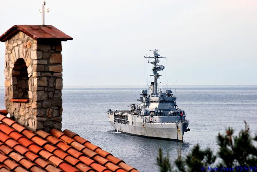 La Jeanne d’Arc au mouillage devant Toulon