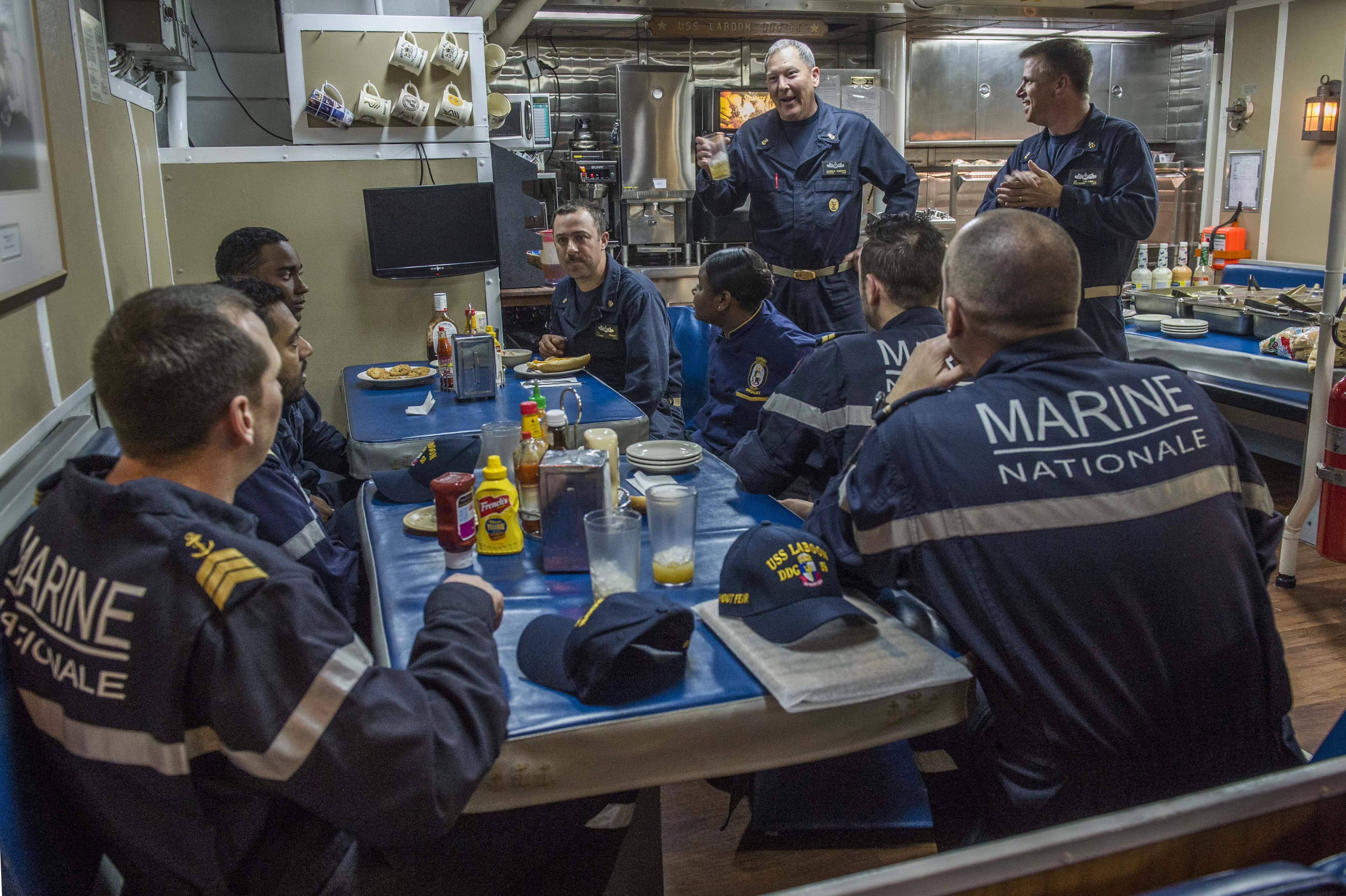 Des marins du destroyer USS Laboon et de la frégate Cassard partagent un repas à bord du Laboon