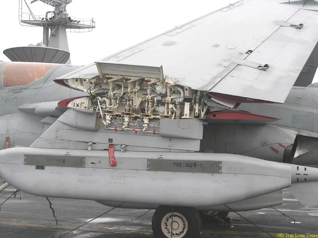 Un avion de contre-mesure électronique Grumman EA-6 Prowler