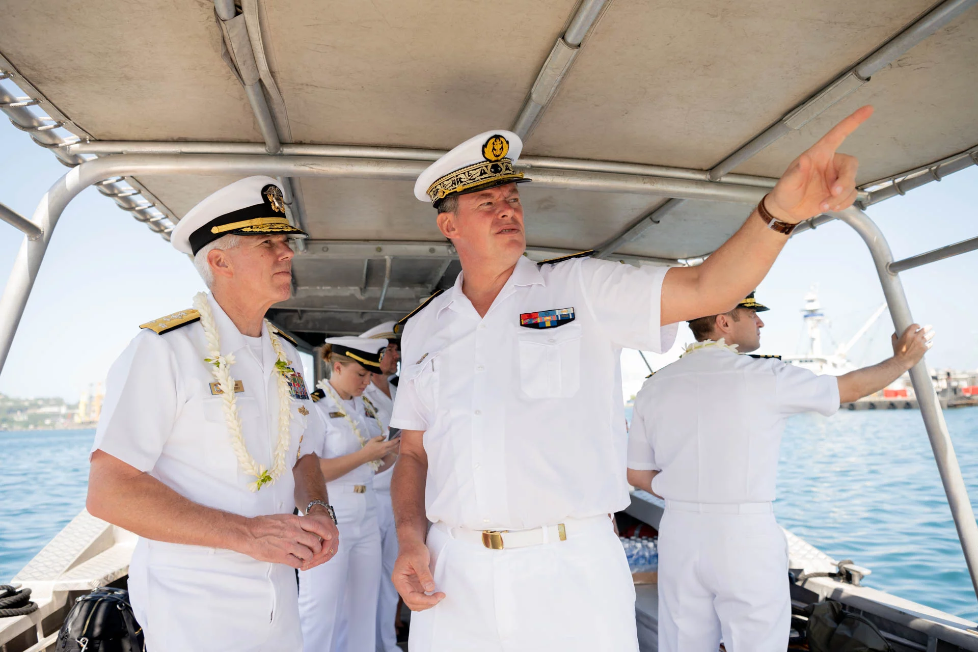 le contre-amiral Geoffroy d’Andigné et le vice-amiral Karl Thomas, commandant de la 7ème flotte des Etats-Unis