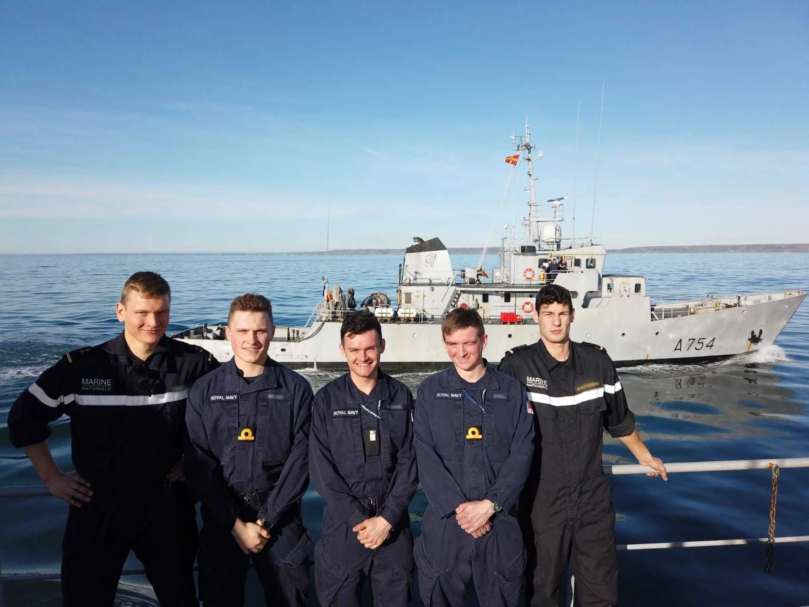 Elèves-officiers britanniques et français à bord d'un batîment-école