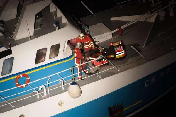 Intervention sur un chalutier pour les marins-pompiers de Cherbourg