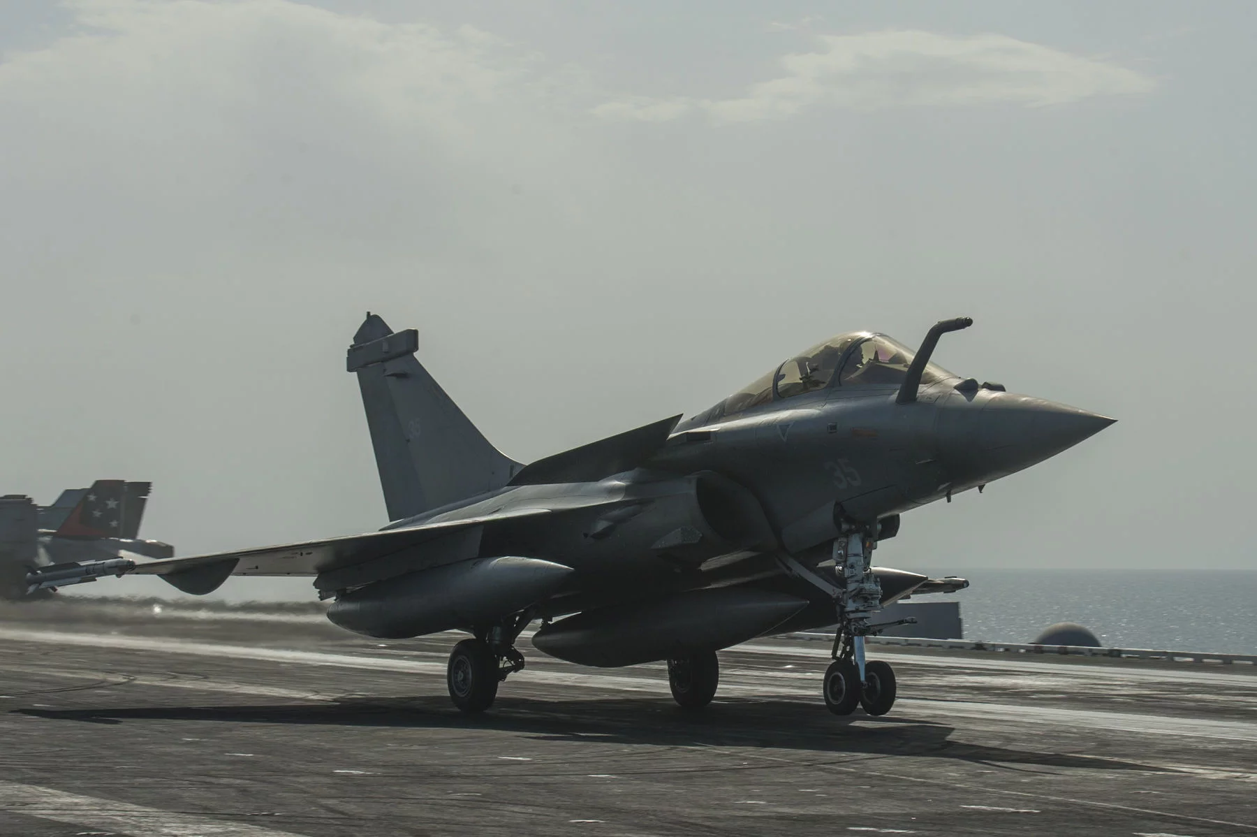 Un Rafale Marine au décollage depuis le porte-avions américain USS Carl Vinson