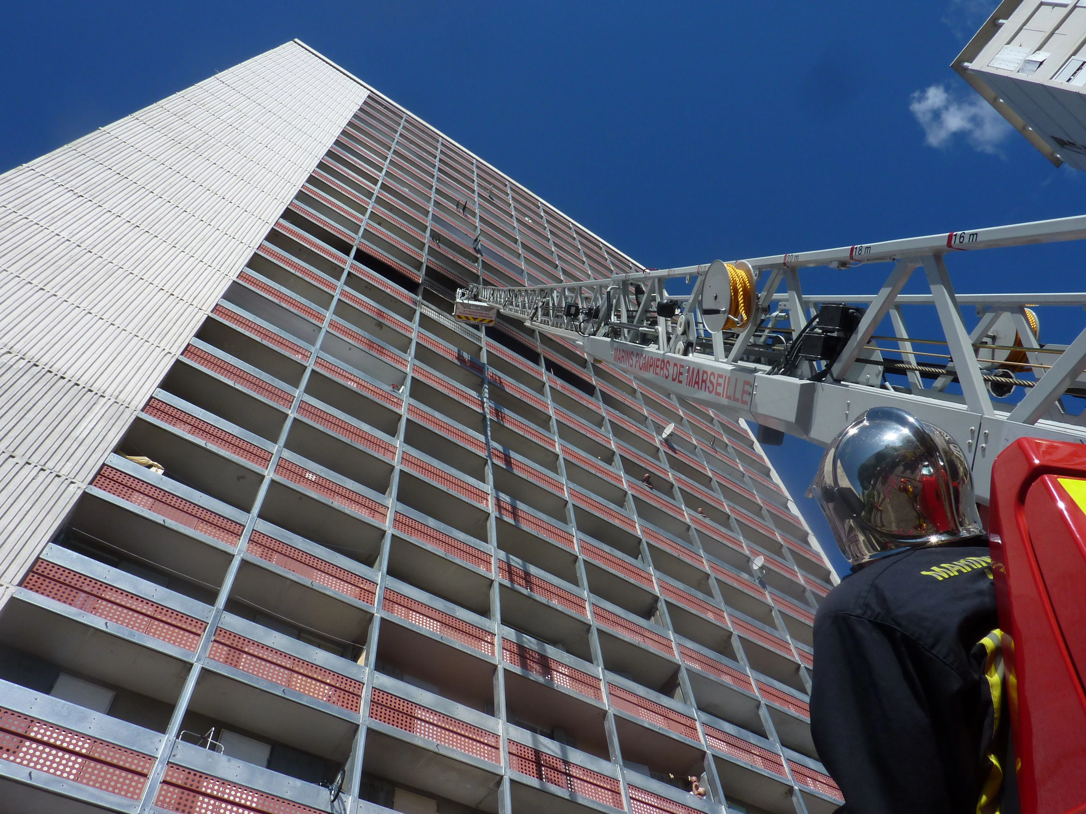 Incendie dans un immeuble de 22 étages à Marseille