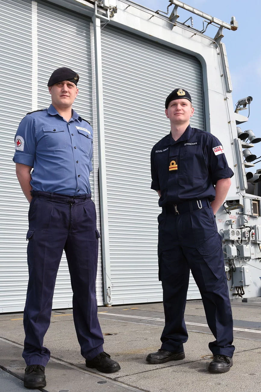 L'ancien et le nouvel uniforme de la Royal Navy