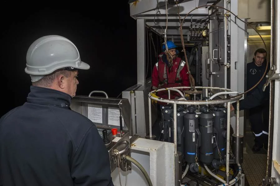 Mouillage d'un appareil de mesure à bord du Beautemps-Beaupré