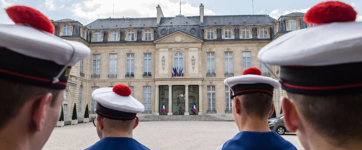 Des mousses dans la cour de l’Elysée