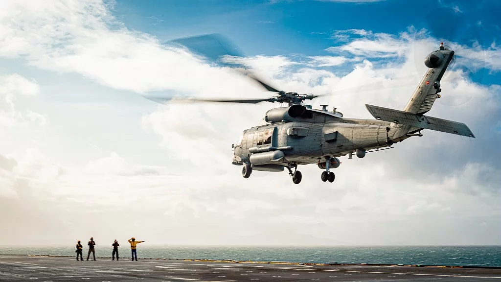 Un hélicoptère se pose sur le pont du Tonnerre