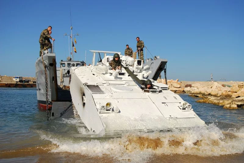 Les premiers blindés débarquent