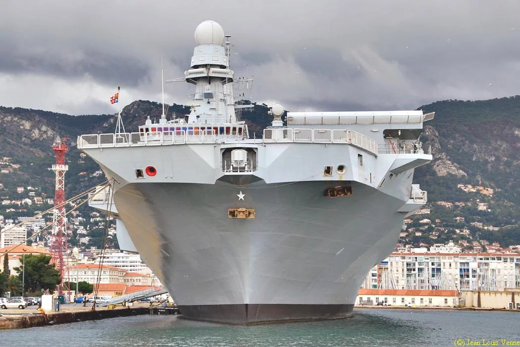 Le porte-aéronefs italien Cavour