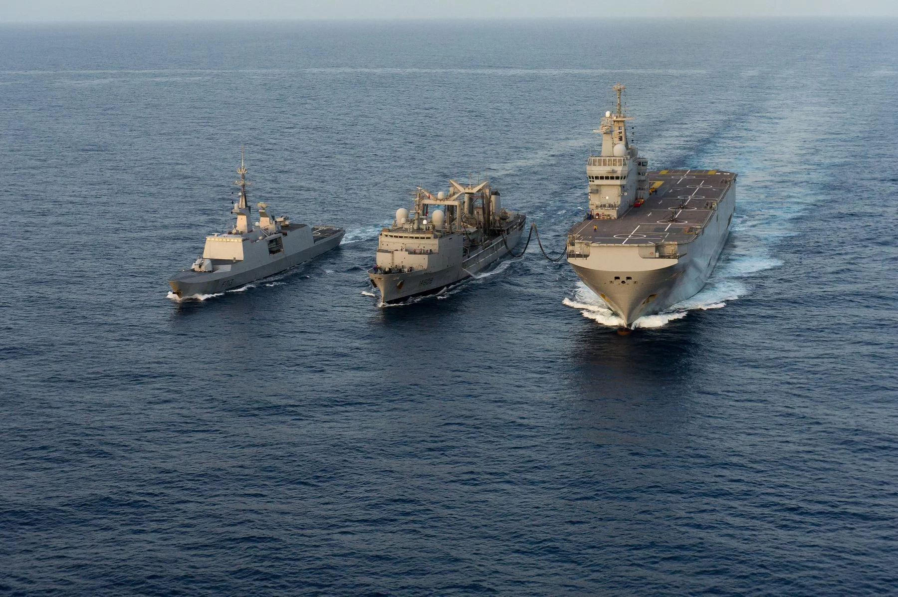 Var, Dixmude et Aconit en ravitaillement à la mer