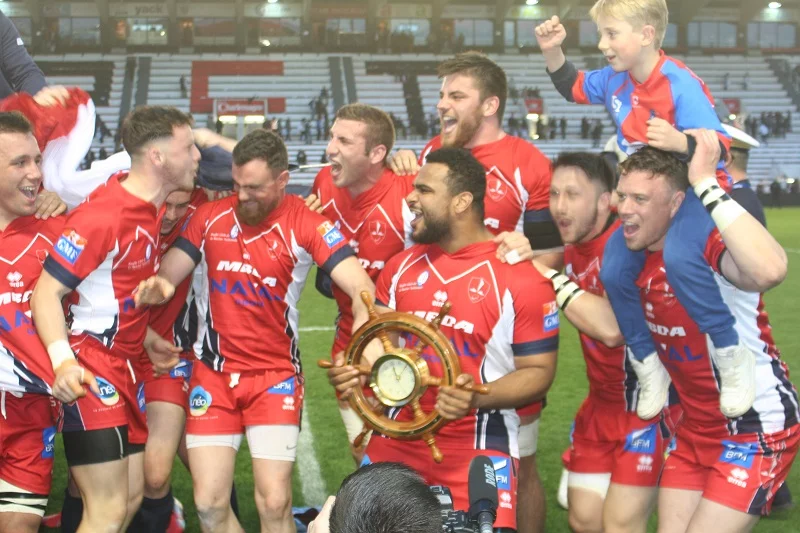 Les joueurs du RCMN brandissent le trophée
