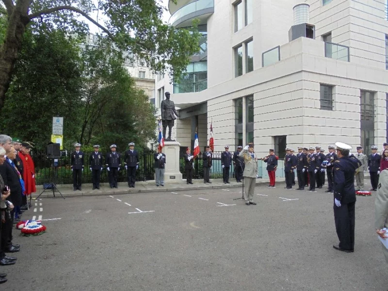 Commémoration de l'appel du 18 juin devant la statue du général de Gaulle à Londres