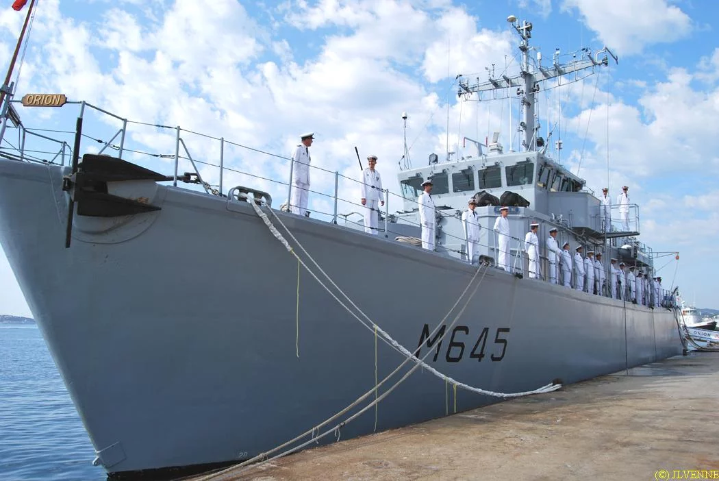 L'équipage aux postes de bande