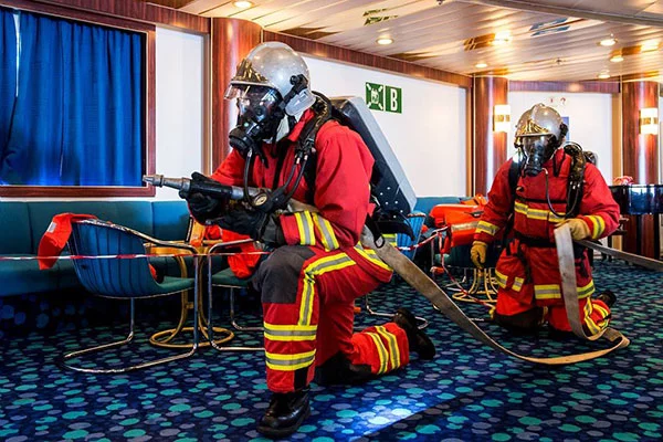 Les marins-pompiers de Toulon luttent contre un incendie