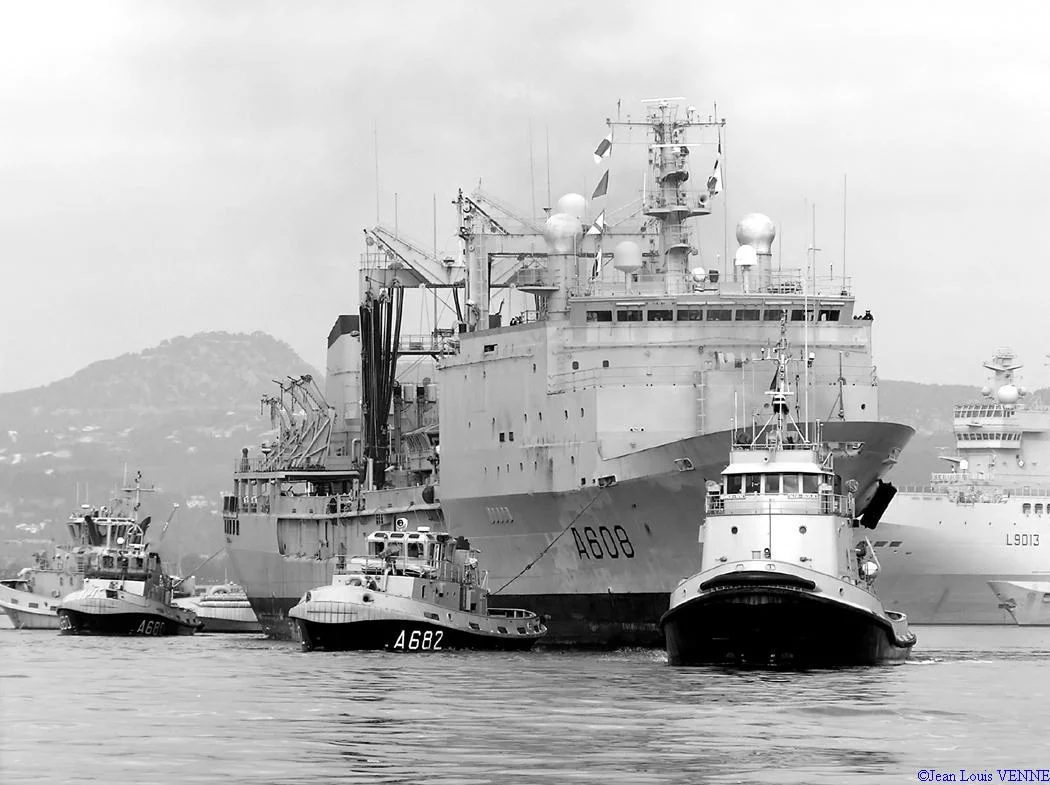 Le Var remorqué vers le Lazaret