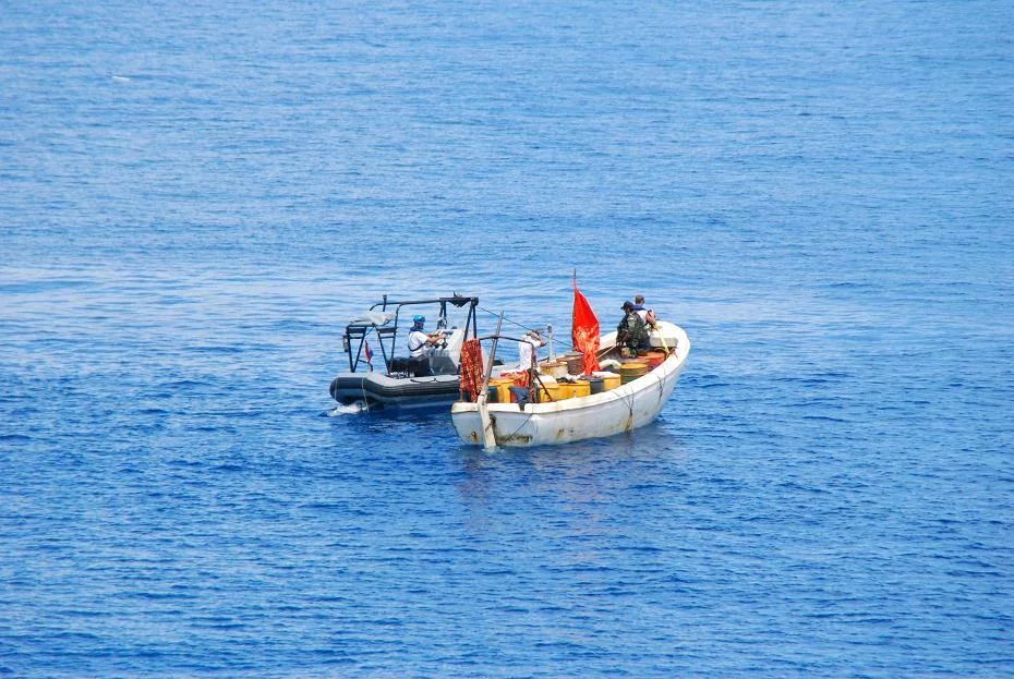Un mécanicien essaie de réparer le moteur du skiff