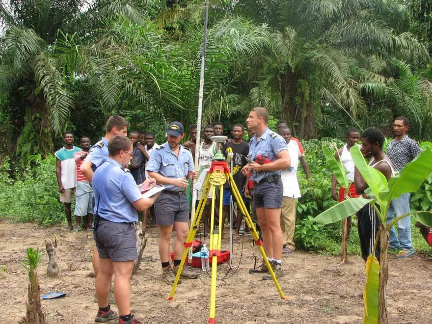 Une équipe du Laplace place des balises GPS