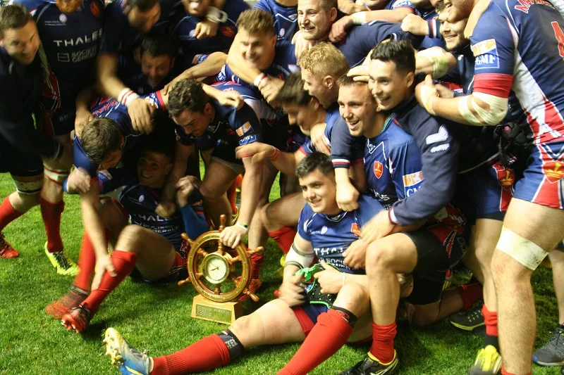 Les joueurs du Rugby Club de la Marine Nationale autour du trophée