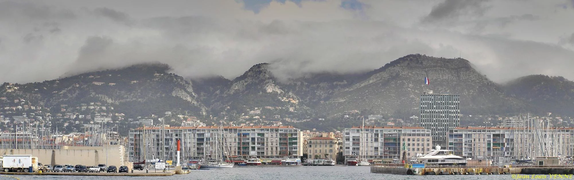 Toulon sous les nuages