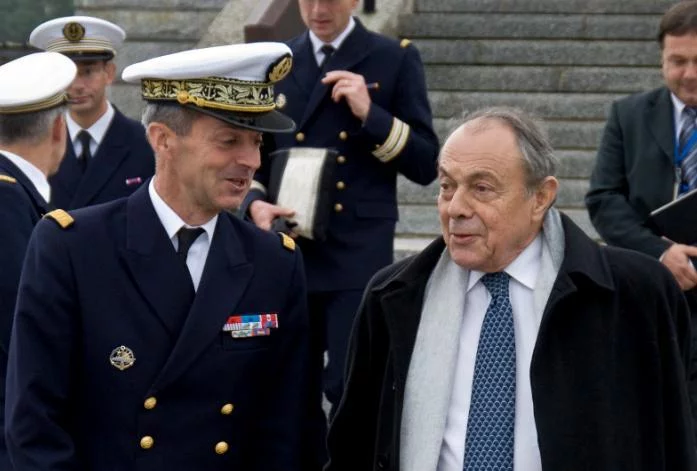 Michel Rocard accueilli par l'amiral de Briançon, commandant de l'école navale