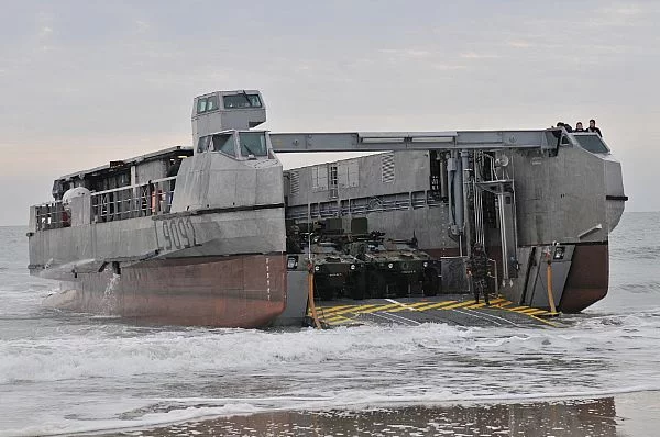 L'EDAR arrive sur la plage de débarquement