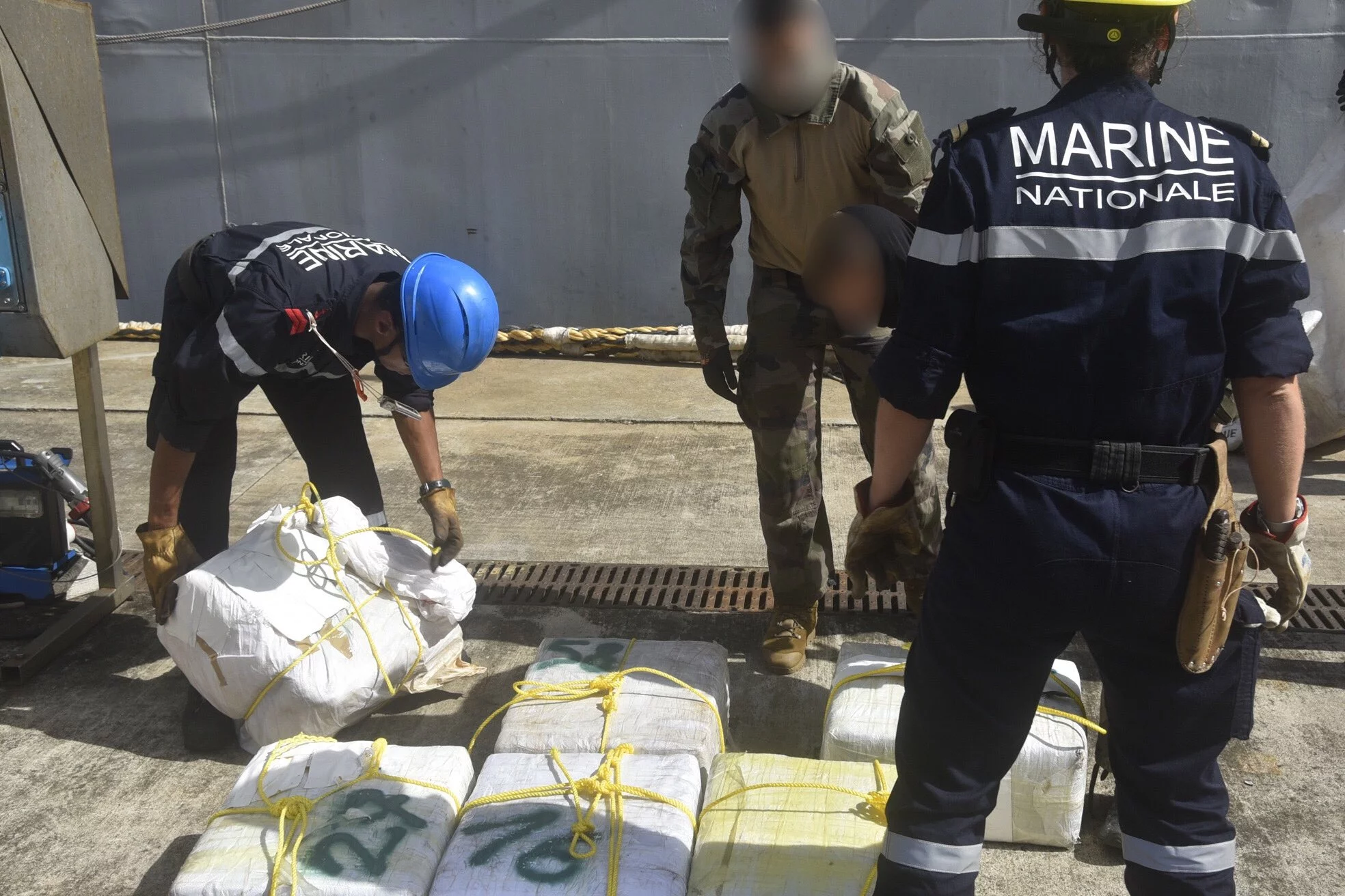 Les ballots de cocaïne saisis à bord du bateau de pêche