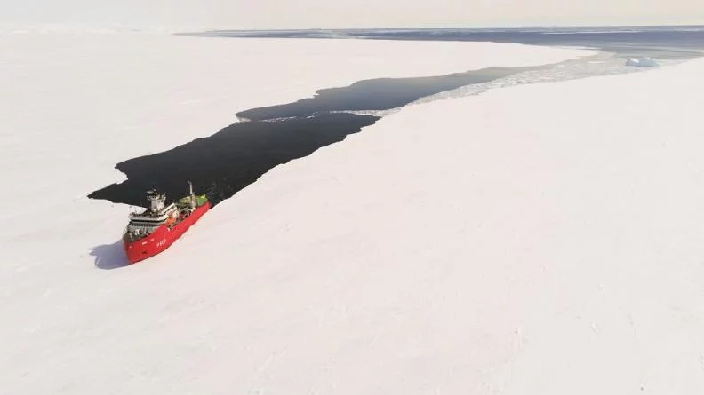 Le patrouilleur polaire L’Astrolabe dans les glaces antarctiques