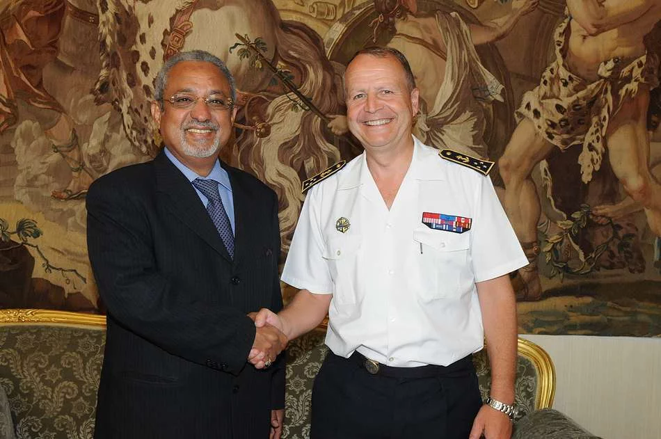 Le vice-amiral d’escadre Jacques Launay et l'ambassadeur de Djibouti à Paris, Rachad Farah